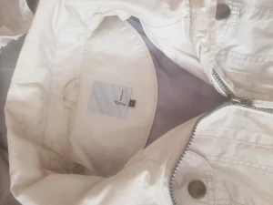 Tunn o lätt jacka  - Klassisk lång jacka. Sparsamt använd 