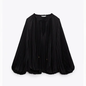 Zara blus - Super snygg blus ifrån Zara säljer pga tyvärr inte min stil.  Aldrig använt. Lappen finns kvar