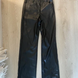 Skinnbyxor - Malady - Skinnbyxor från Madlady. Använt fåtal gånger. Storlek xs -tall