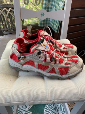 Retro Salomon storlek 46 - Retro Salomon storlek 46 i gott skick! Aningen mindre i storleken som alla salomons är.