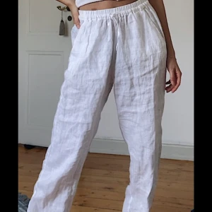 Linnebyxor  - Vita linnebyxor från märket Gossip, använda ett tillfälle. Stl XS, passar någon 157-162 lång ungefär🤍Nypris var 800 kr men pris kan diskuteras. Tryck köp nu om du vill!