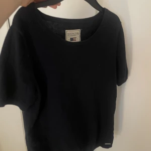 Cashmere T-shirt  - Mörkblå stickad T-shirt ifrån Lexington med cashmere i, jätte fint skick! 