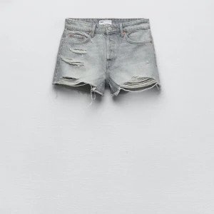 Zara shorst - Säljer dessa super snygga zara shorts!! Dem är använda tre gånger ungefär men dem har inga defekter osv.skulle även kunna byta mot likadan fast i strl 34 ( hör gärna av dig om du har) Köpare står för frakt om det inte gäller byte!❤️ny pris: 329kr