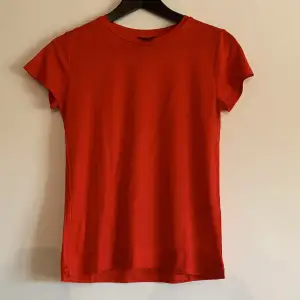 Röd t-shirt från Lindex. Använd endast en gång. Storlek XS. 