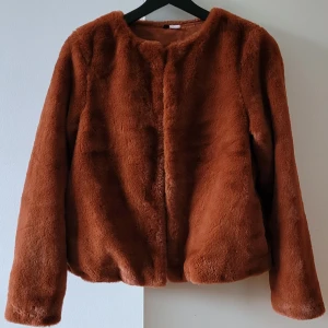 Mysig jacka - Jättemysig och mjuk jacka. Bronsfärgad. Använd en gång, nyskick.