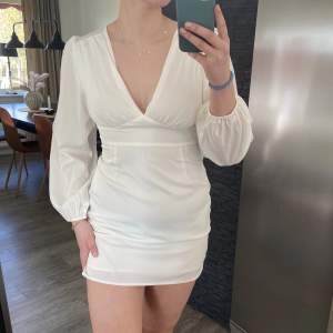 Fin vit klänning med volangarm som är perfekt nu till studenten eller skolavslutning 🌸 Använt 1 gång och är i storlek 40 men är mer som 38 och köpt för 699kr på Nelly💓 Skriv om ni är intresserade😊