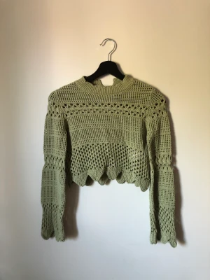 Virkad croptop - Super skön topp, pärlorna kan behövas sys fast lite bättre. 