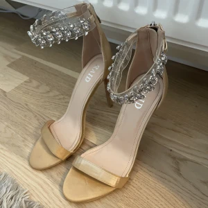 Klackskor  - Superfina klackskor! Skorna är köpta vintage i usa. Skorna är i storlek 5 men passar mig som har storlek 37 perfekt. De är använda men i fint skick. 