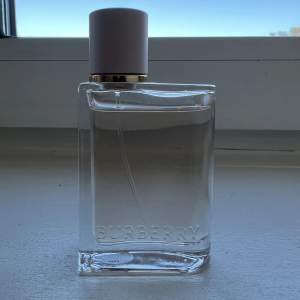 Säljer min otroligt fina Burberry parfym (HER). Säljes pga rensning bland parfymerna. 30 ml. Ord. pris: 770kr 💞