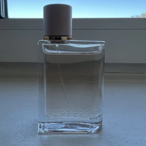 BURBERRY PARFYM - Säljer min otroligt fina Burberry parfym (HER). Säljes pga rensning bland parfymerna. 30 ml. Ord. pris: 770kr 💞