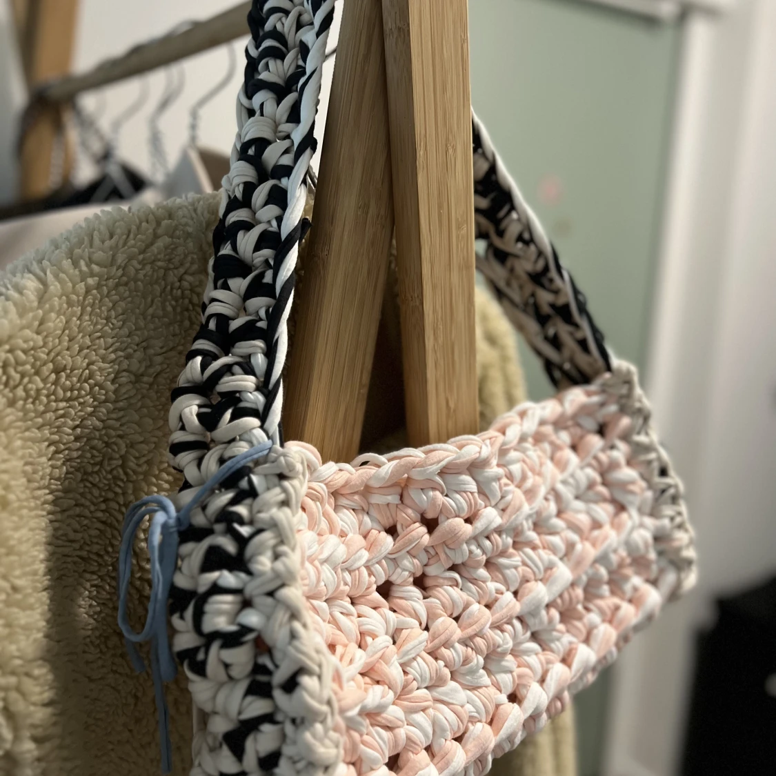 Somrig virkad väska