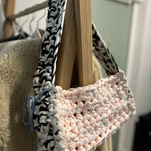 Somrig virkad väska - Egengjord virkad väska av återvunnet garn. I färgerna ljus rosa, vit, beige och mörkblå. Perfekt för dig som vill ha en väska till sommaren eller bara en väska som sticker ut och ingen annan har! 