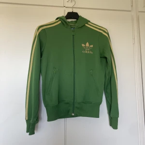 Adidashoodie - Köpte på second hand för ca ett år sedan, använt själv fåtal ggr. Tecken på slitage finns därav det billiga priset.