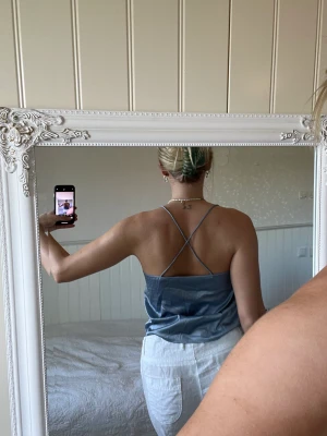 Topp - Lite skrynklig på bild men knappt använd, satin material 