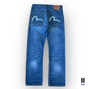 evisu genes jeans  - skitfeta evisu seagulls  💜tag, 32R 💜midja, 42cm 💜ytterben, 103cm 💜innerben, 75cm 💜benöppning, 20cm