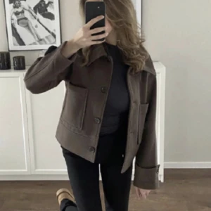 Brun kappa! - Tänkte kolla intresset på min kappa från Kappahl! Köpt för 900:- och har använts max 5 gånger:) ❌slutsåld på hemsidan❌