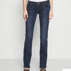 Ltb jeans - Säljer dessa slutsålda ltb valerie jeans i storlek 27/32. Dom är i superfint skick!! Det är bara att fråga om du undrar något eller vill ha fler bilder🤍 500 kr+frakt