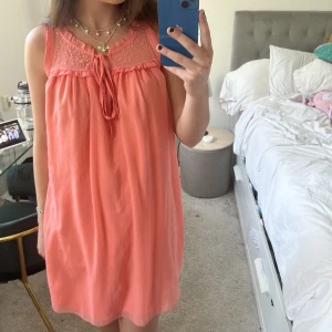 Klänning!  - Så snygg klänning i en coral färg! 