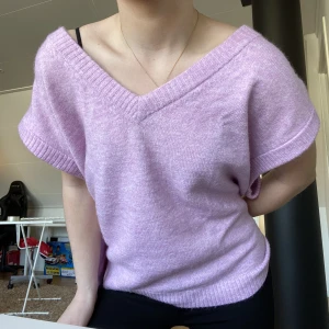 Stickad väst - Ljust lila/rosa stickad väst i oversized modell. Helt oanvänd! Storlek M