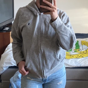 Ralph Laurent tröja - En grå zip up hoodie från Ralph Laurent i stl L (barn). Passar mig som är S (dam) men har lite kortare ärmar.  Inga defekter så som nopprig, sönder osv.