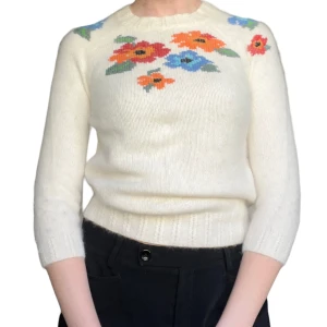 Angoratröja - Så mjuk angoratröja med broderade blommor.