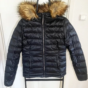 Everest vårjacka - En Everest vårjacka i helt nytt skick. Skulle säga att den är slim fit då den går inåt vid midjan. Använd kanske 1-2 gånger då jag köpte en annan jacka istället. Nypris 999kr