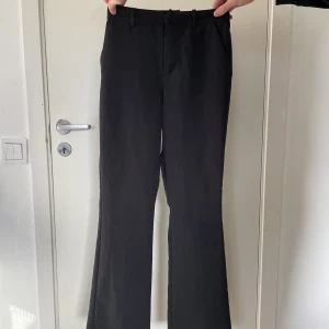 Kostymbyxor - Petite Vilma kostymbyxor från Bikbok. Aldrig använda då de var för små 🌸 Köpta för 399kr, säljer för 100kr💕