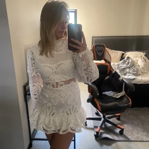 Studentklänning - Säljer min studentklänning för hittade en annan. Denna är i storlek 34, kostar 1400kr att beställa den. Säljer för 700kr men pris kan diskuteras 