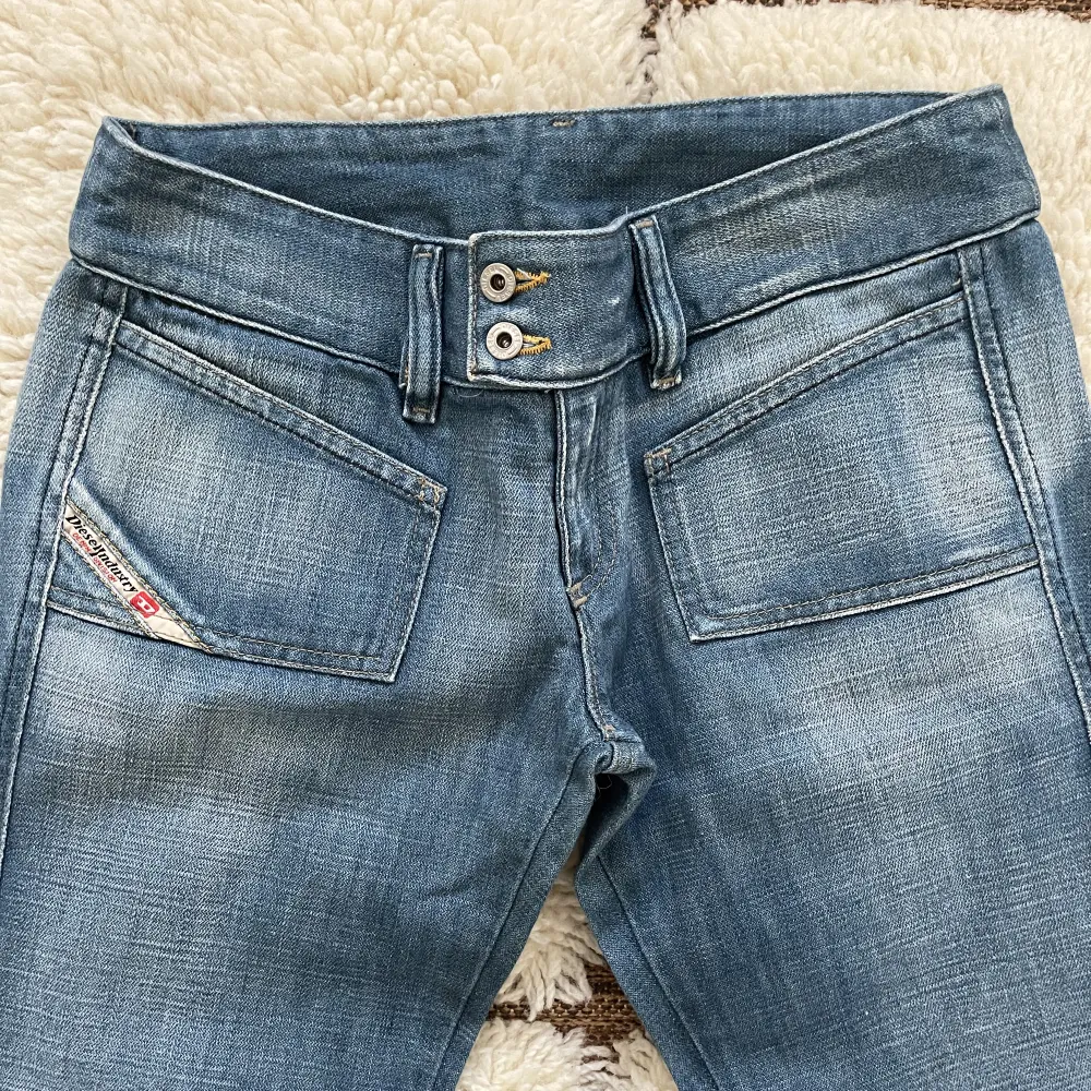 Skitsnygga lågmidjade jeans från diesel, tyvärr lite för små för mig i midjan. Storlek XXS-XS beroende på stussvidd Midjemått är 38 rakt över och innerbenslängd är cirka 81. Jeans & Byxor.