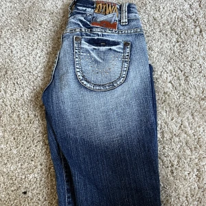 Jeans - Säljer dessa jeans pågrund utav att jag slutat använda dem. Snygga och är lågmidjade. Används fåtal gånger och är i bra skick. Är utsvänga längs ner