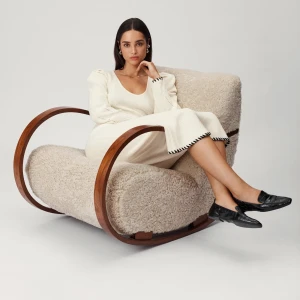 Vit klänning adoore - Vit långklänning från Adoore, men jättefina detaljer i armarna och längst ner på klänningen. Endast använd 1 gång. Storlek S/M