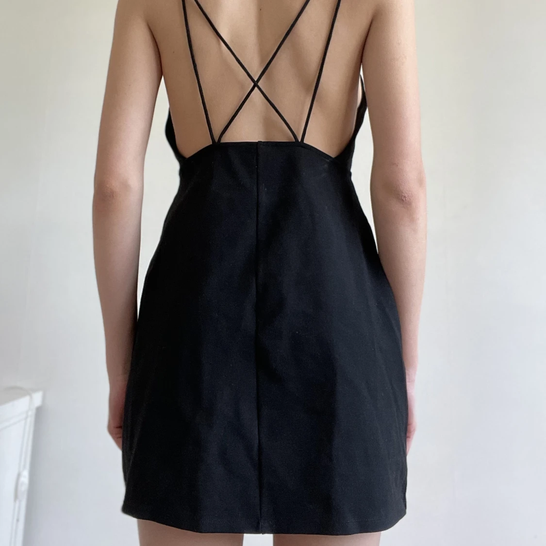 Svart klänning med öppen rygg - 90