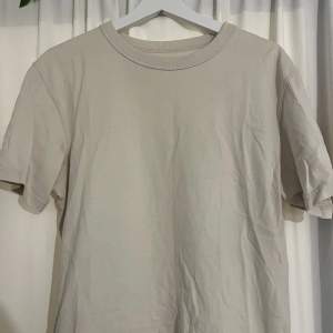 Beige T-shirt från Uniqlo. Köpt second hand. Storlek S men passar M också. 