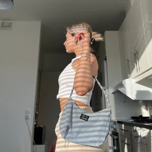 Reflex väska !!! - En jätteeefin och unik reflexväska som tyvärr inte kommit till användning ! Jätte cool o ha på festivaler o annat ! 