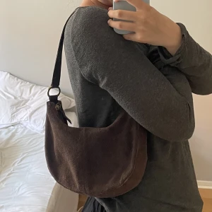 Brun axelväska - Brun väska som bärs över axeln. Perfekt storlek och så fin🥰 finns fack inuti och stängs med dragkedja