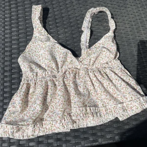 Blommig topp - Söt topp!🥰🥰🥰⭐️Använt fåtal gånger, perfekt till sommaren. frakten ingår i priset.😇