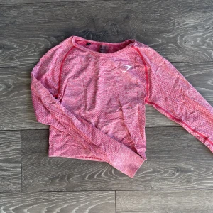 Tränings topp  - Rosa crop topp från Gymshark. Väldigt fint skick, 99 kr. Ordpris ca 320kr. 🌸