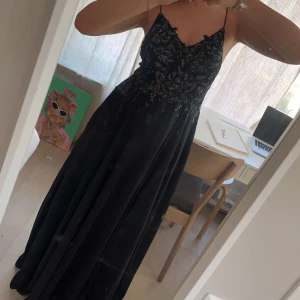 Bal klänning - Passar även på att sälja min kompis klänning här! Jätte fin svart klänning me guld på, som passar perfekt till balen eller bara festligt tillfällen😚klänningen är använd en och ny skick😃 gång skriv om ni har mer frågor om passform, längd, och storlek mm