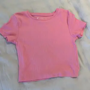 En basic rosa tröja och kortärmad och skön material på den, tvättas ut innan skick