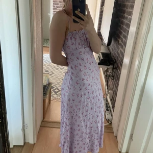 Sommarklänning  - Blommig klänning från zara. Aldrig använd🌸