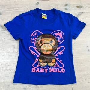 Bape t-shirt - Tja! Säljer nu en baby milo bape t-shirt för att den e för liten för mig. Tröjan är i bra skick och har inga defekter så vida jag vet