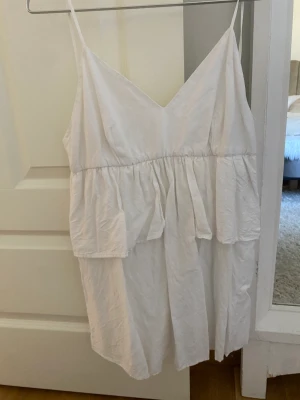 Klänning från mango  - Så fin klänning köpt på mango! Perfekt till midsommar 😍 storleken är XL men klänningen är uppsydd då den var lite lång! Passar någon som är runt 160cm skulle jag säga