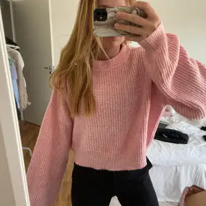 Säljer denna skitsnygg rosa stickade tröja, köpt på Nelly för några år sedan men sparsamt använd, storlek S💗