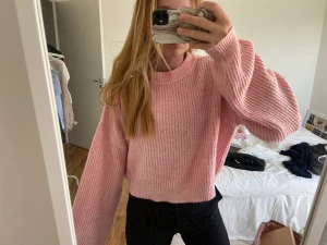 Stickad tröja - Säljer denna skitsnygg rosa stickade tröja, köpt på Nelly för några år sedan men sparsamt använd, storlek S💗