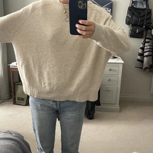 Soft goat tröja - Jättefin beige soft goat träja i deras modell ”boyfriend o-neck”. Färgen på hemsidan heter natural sand