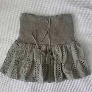 Mörk grön zara kjol 🫶 - Populär grön kjol från zara i mycket bra skick! 💗💗