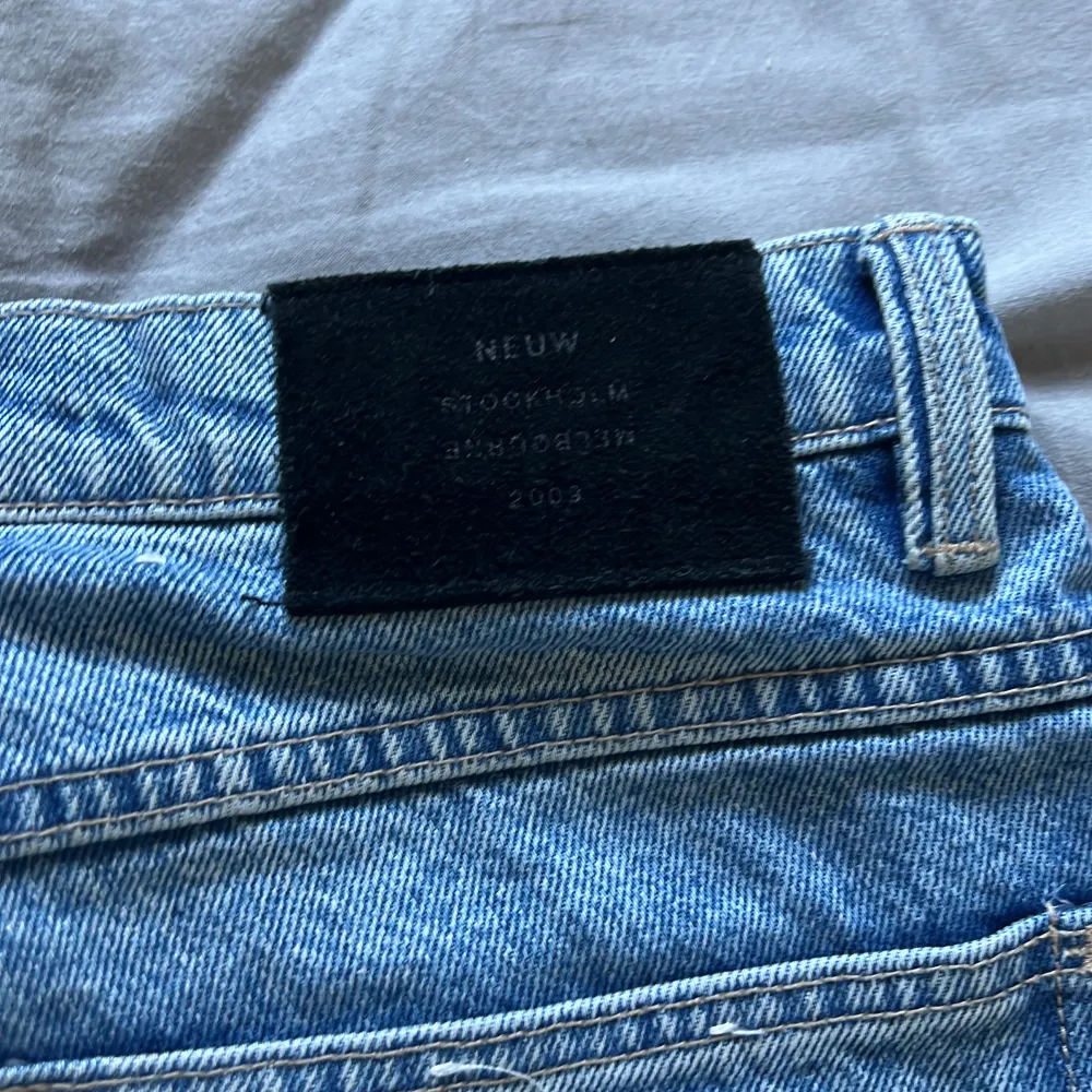 Ljusblå jeans från NEUW, väldigt bra skick 9/10 och har storleken 32/32. Jeans & Byxor.