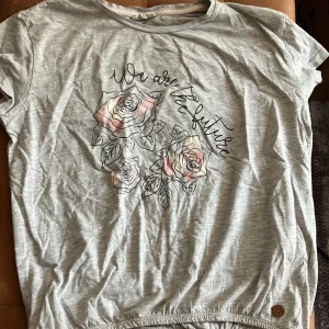 Tröja  - Tröja med rosor och citat på framsidan använd försiktigt barnstolen men funkar även på s/m 