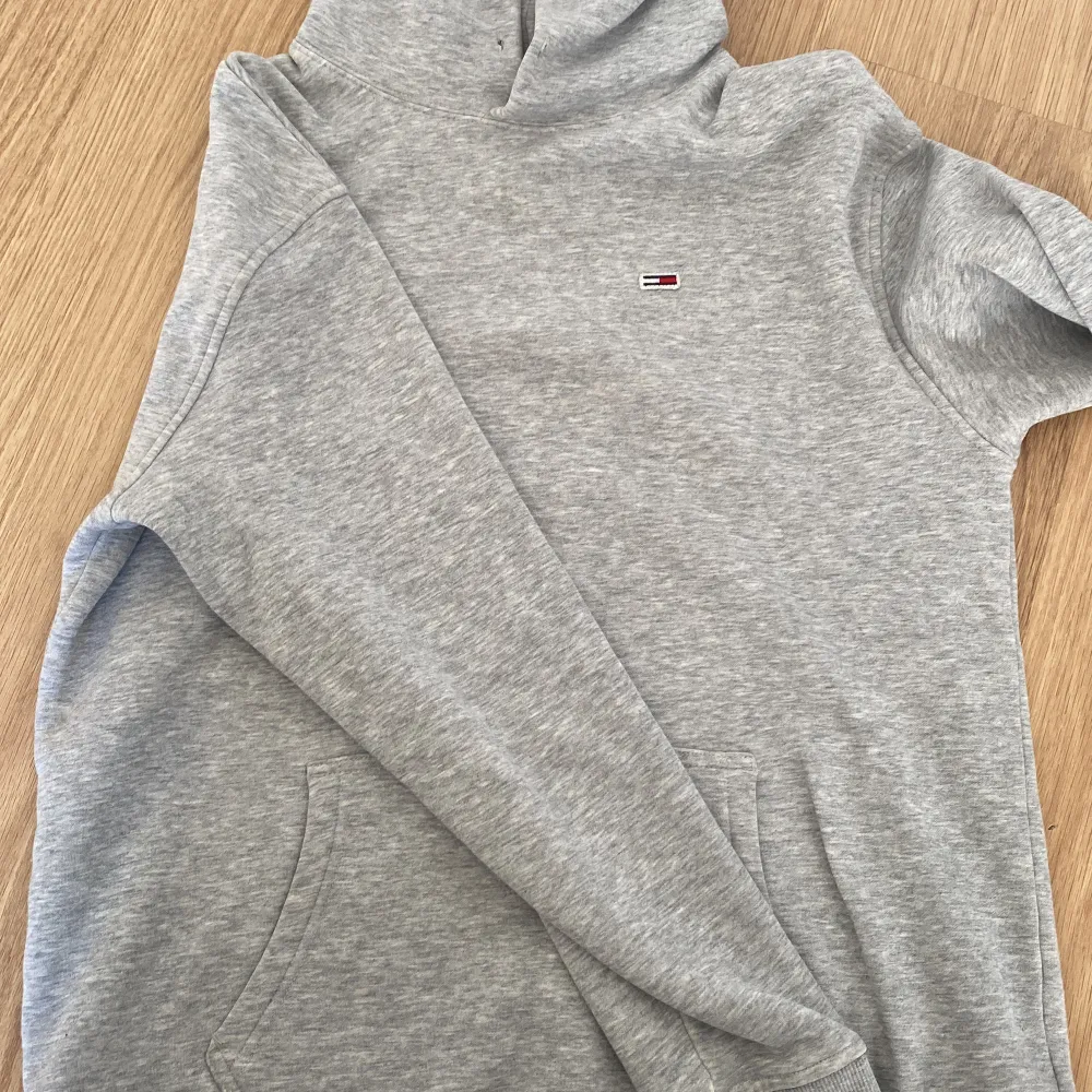 skit fin hoodie nu till vår å sommarkvällar från Tommy Hilfiger, jätte fint skick . Köpare står för frakt . Hoodies.