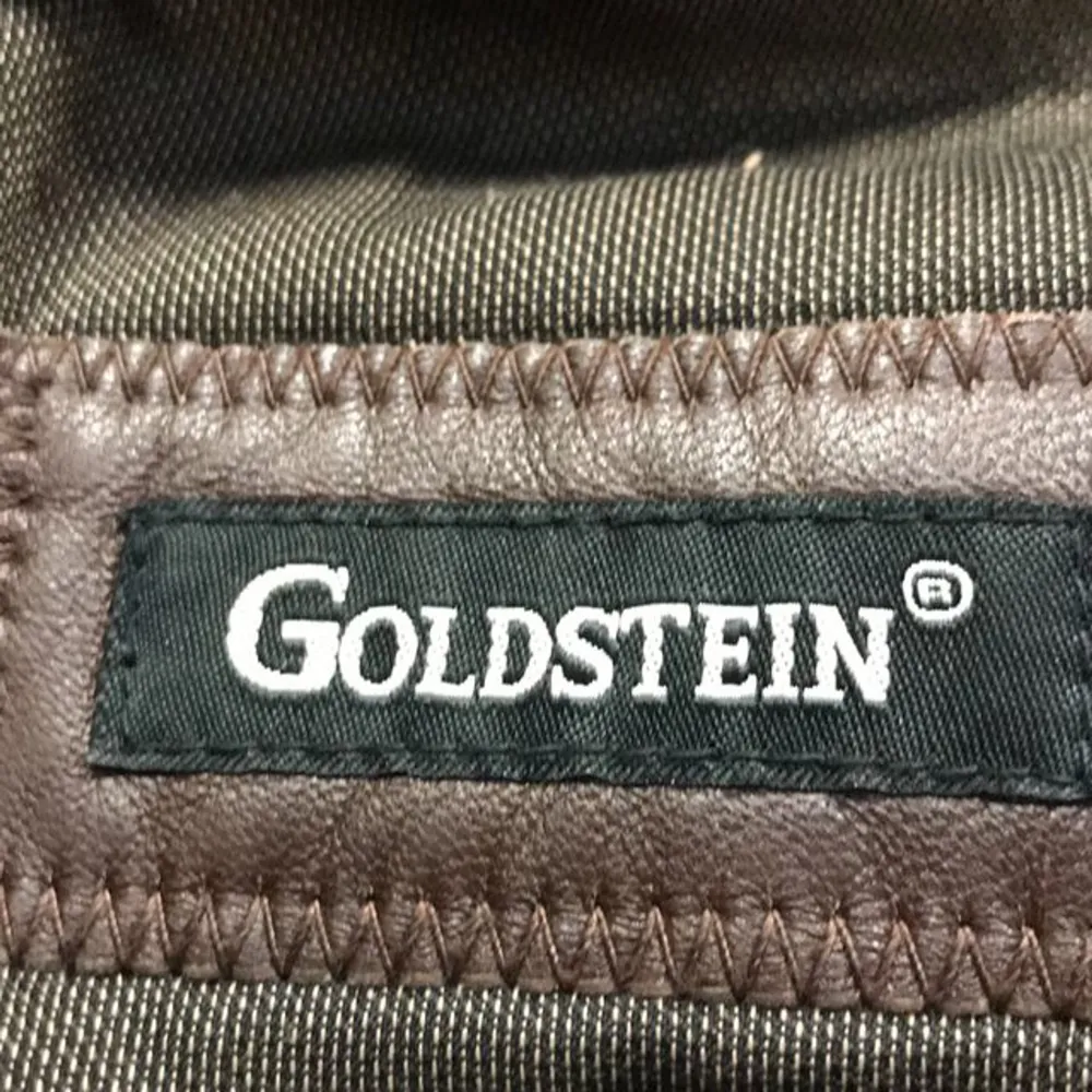 Vintage-jacka från Goldstein, i mycket fint och mjukt kvalitetsläder. Från tidigt 1990-tal, med typisk 90-talssilhuett. Oversized. Textilfoder, dragkedja och knappar, sidfickor och en innerficka. Stl. 36, men känns som 38-40/M-L. Bra vintage-skick.. Jackor.